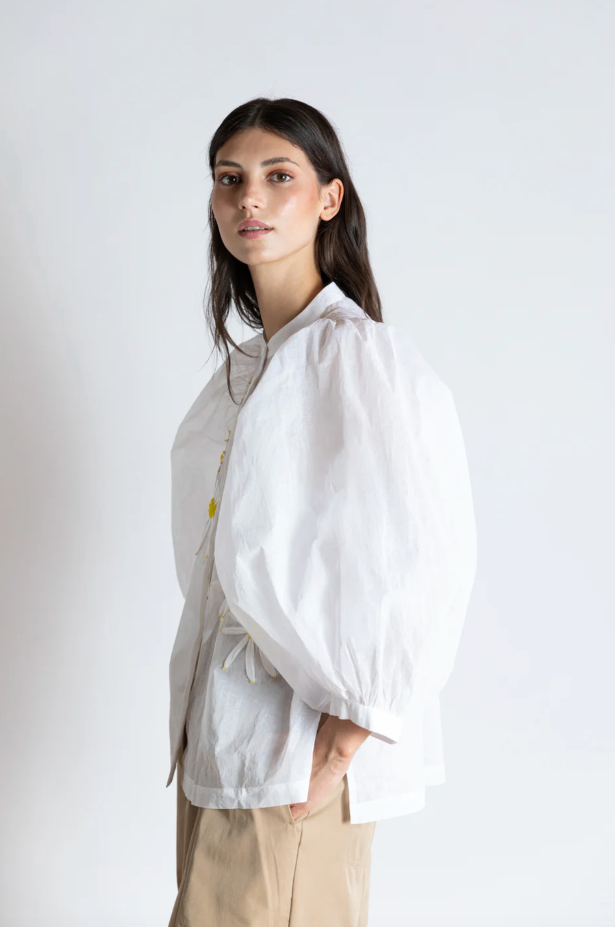 EMBROIDERED DAISY BISHOP SHIRT