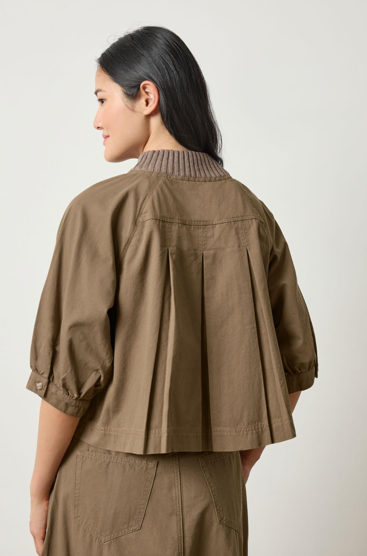 KNIT COLLAR TWILL TOP