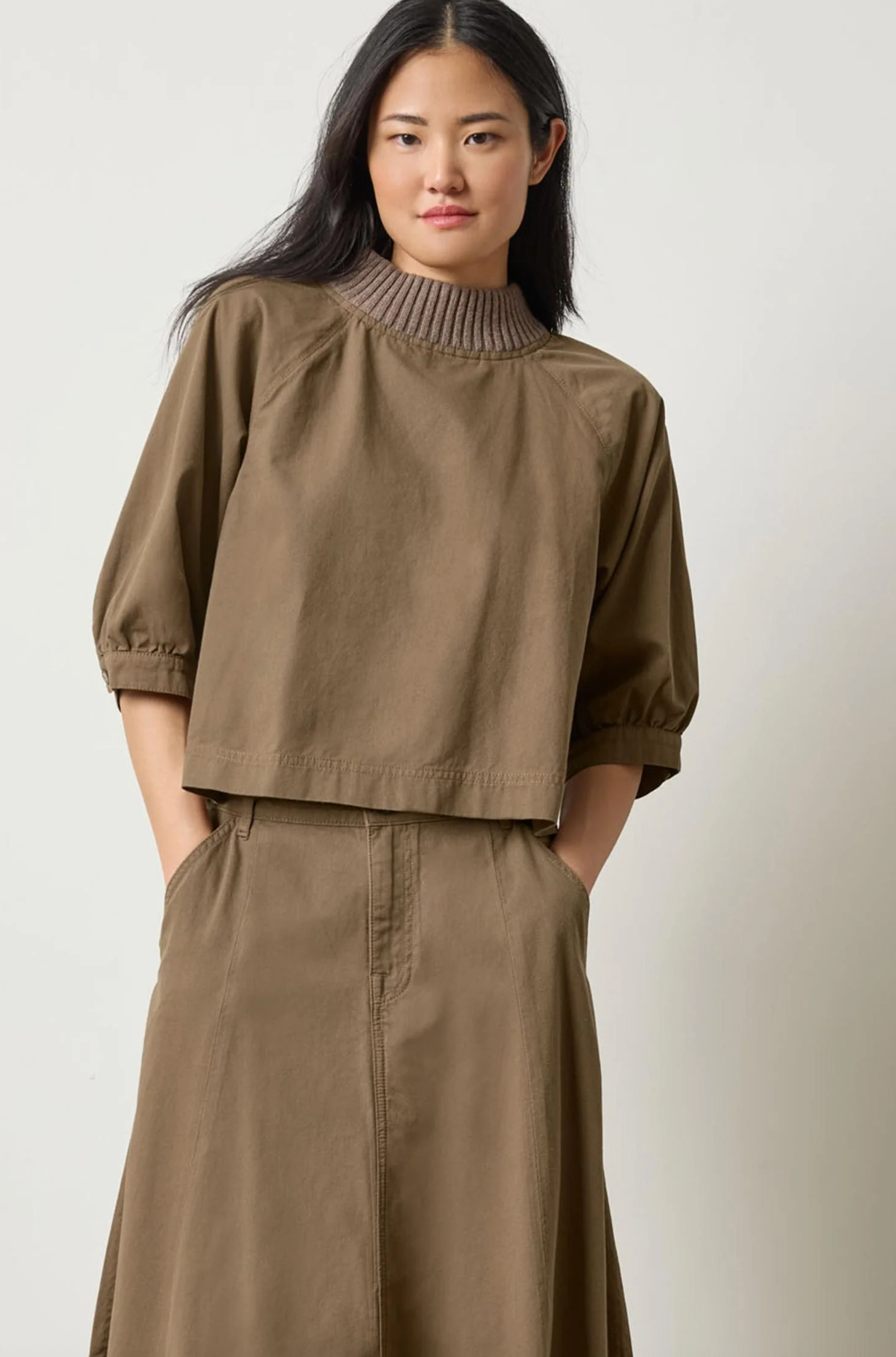 KNIT COLLAR TWILL TOP