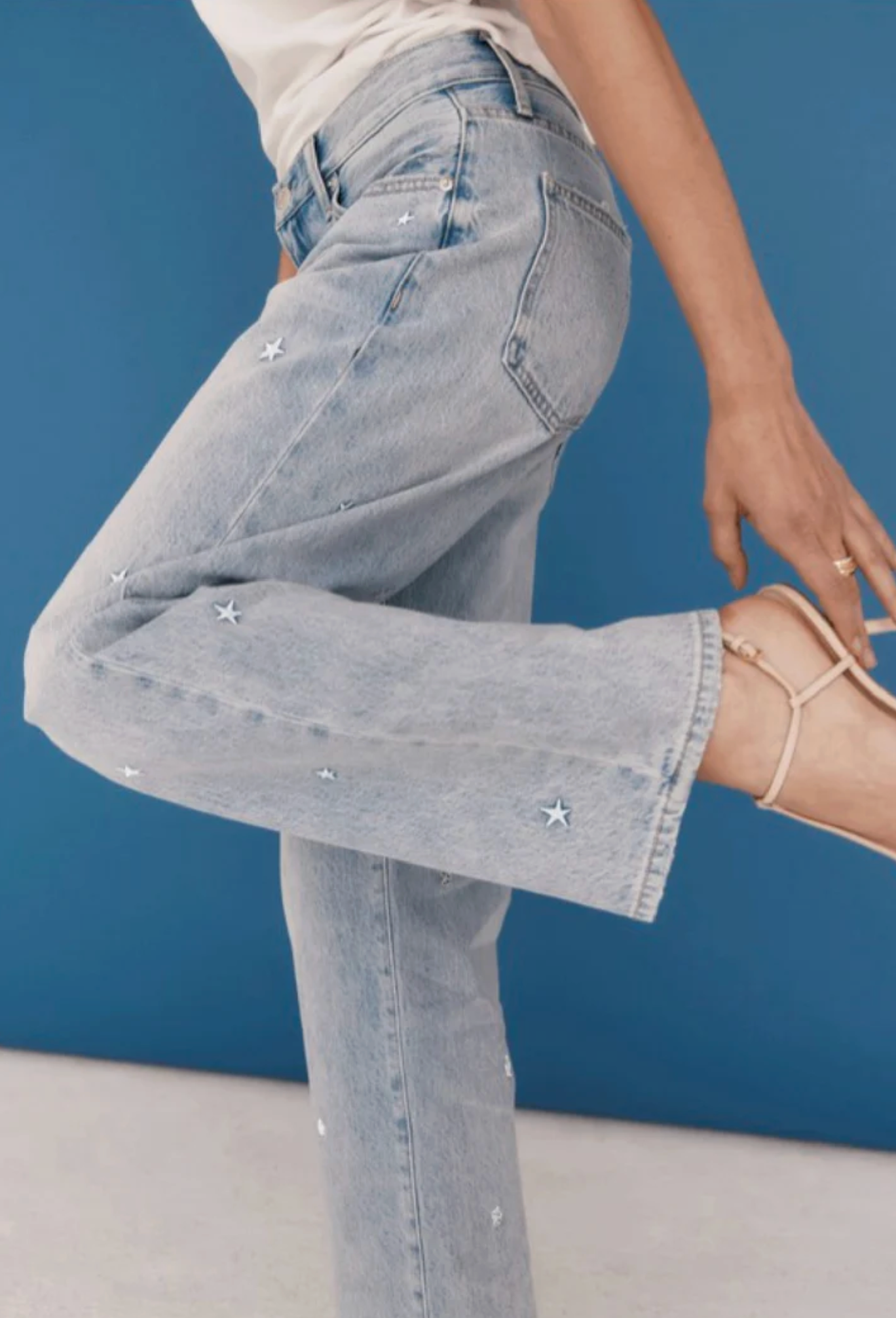 LEXI MID RISE BOWED STRAIGHT