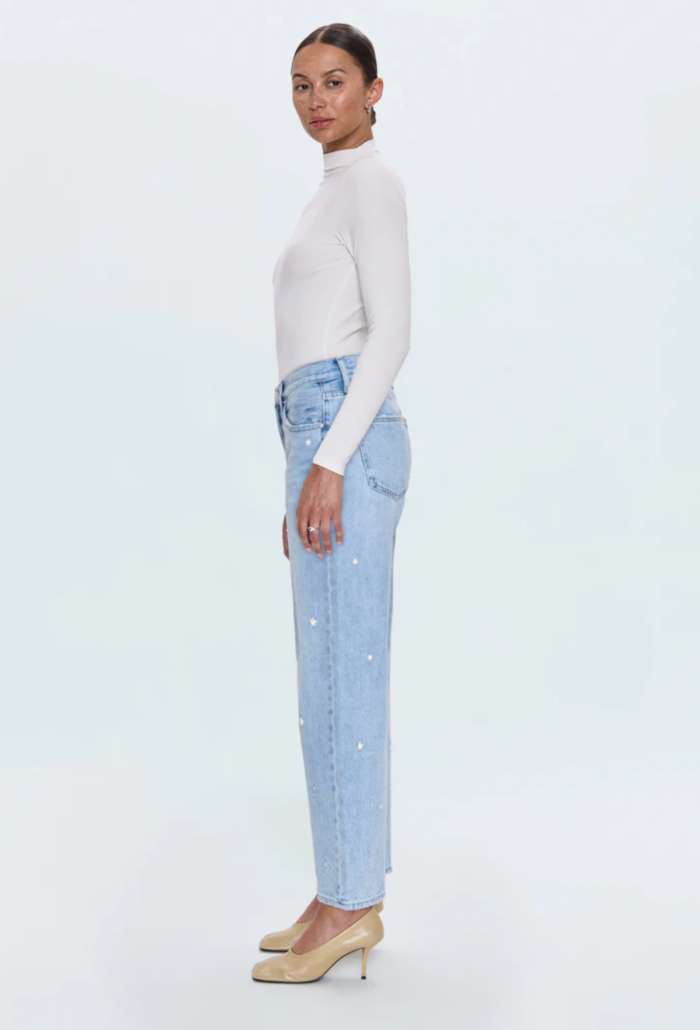 LEXI MID RISE BOWED STRAIGHT