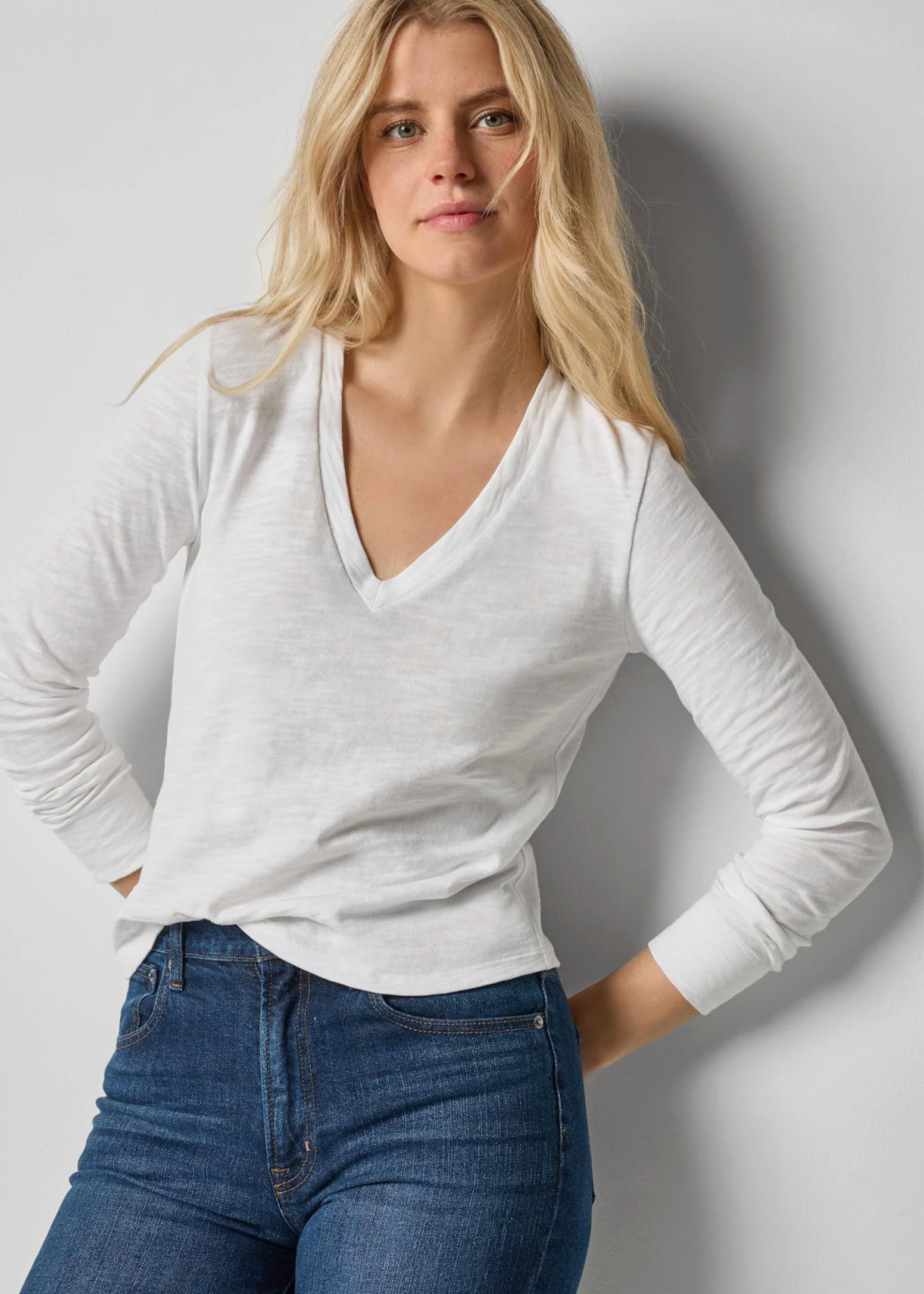 SELF TRIM V-NECK TEE