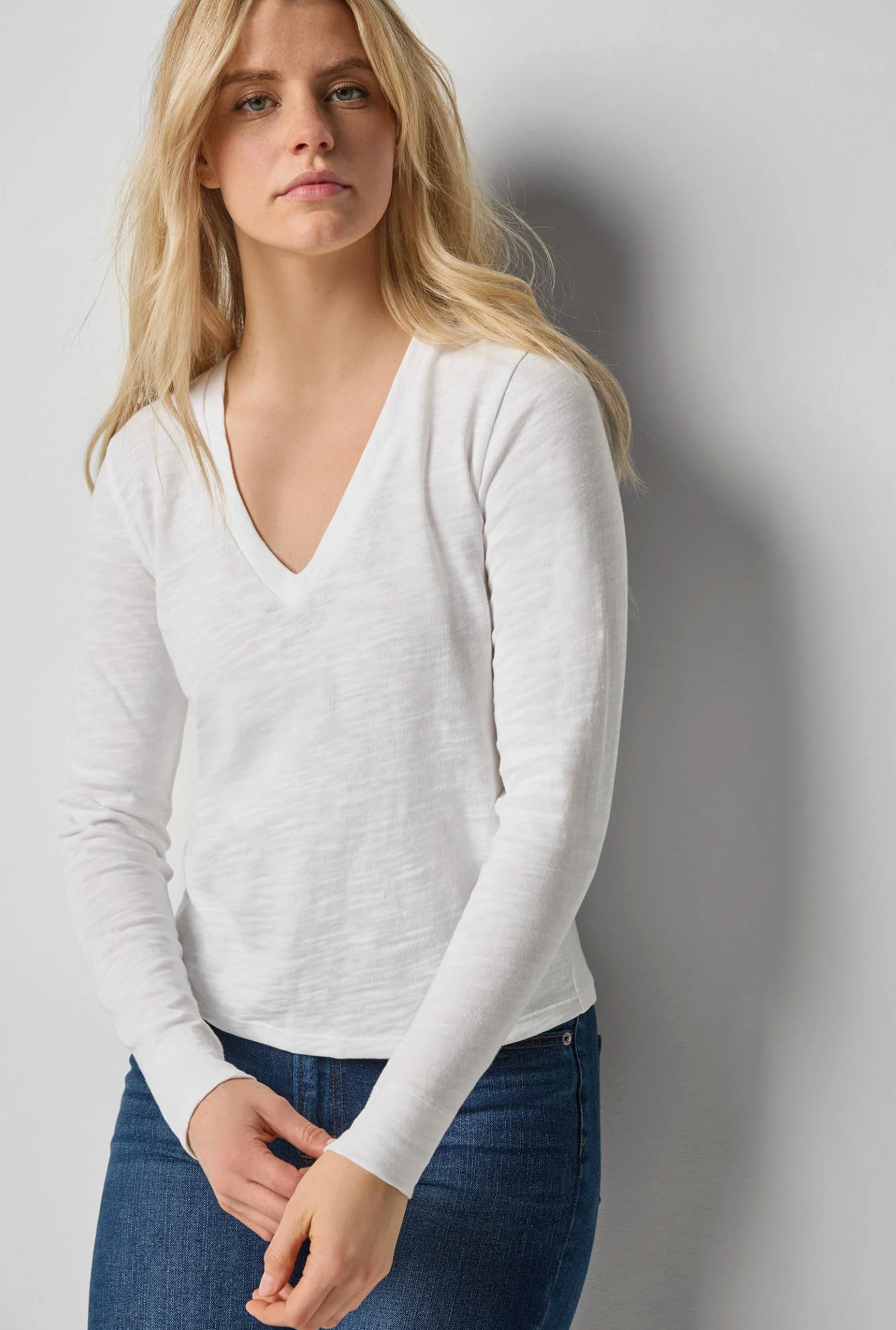 SELF TRIM V-NECK TEE