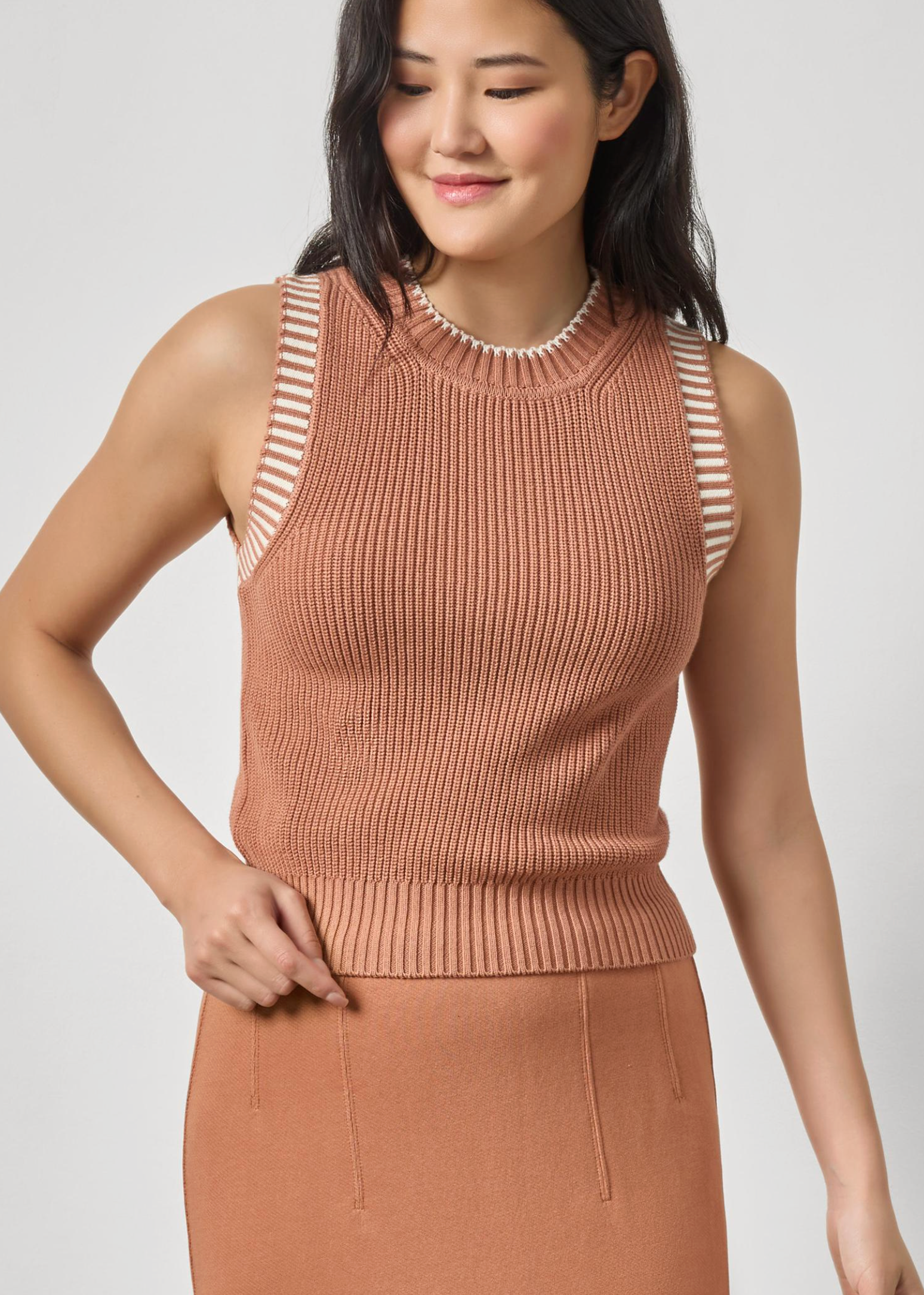 SLEEVELESS CREWNECK SWEATER