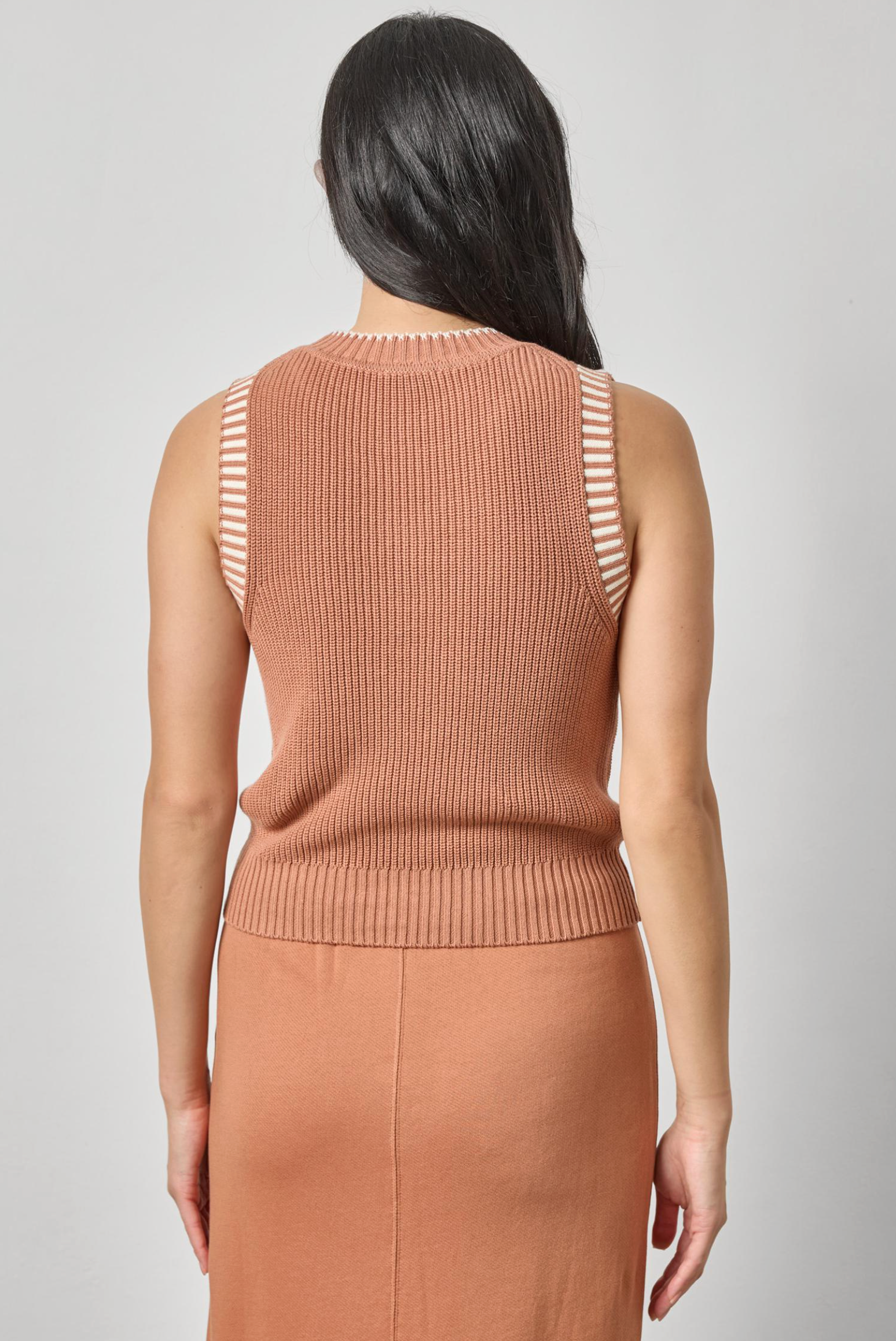 SLEEVELESS CREWNECK SWEATER